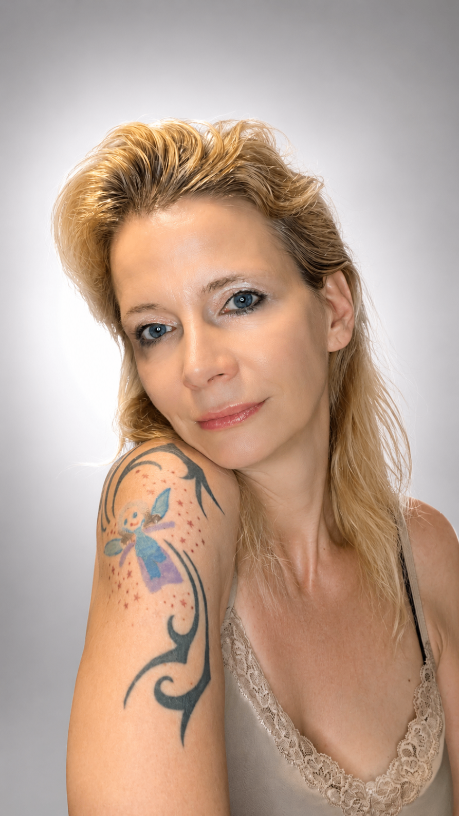 Melanie Mende, angelehnt